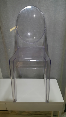 투명 플라스틱 의자